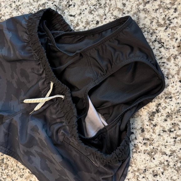 Vuori Women’s Clementine 2.0 Shorts Small - Picture 6 of 9